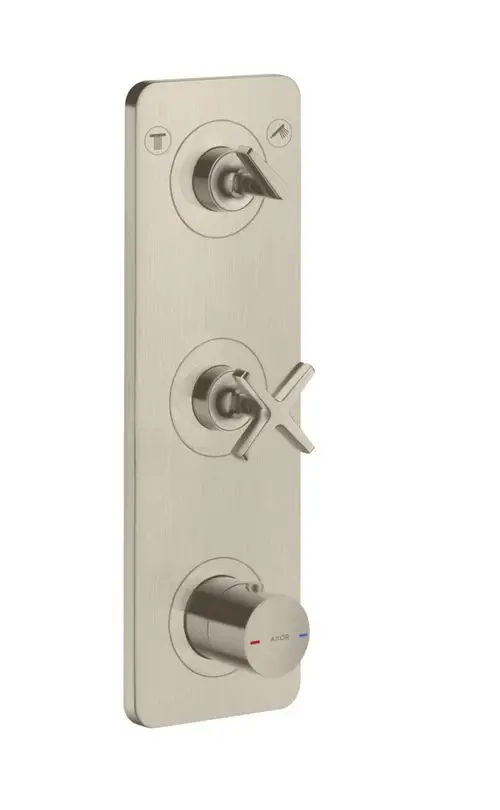 Thermostatmodul mit drei Bedienelementen zur Steuerung von zwei Wasserverbrauchern, montiert auf einer geb brushed Nickel-Platte, Marke AXOR.